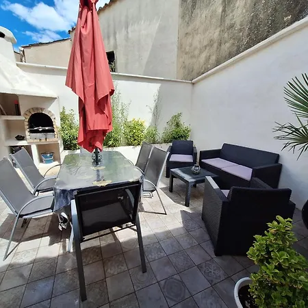 Holiday home La Bonbonniere De Charme Avec Jacuzzi